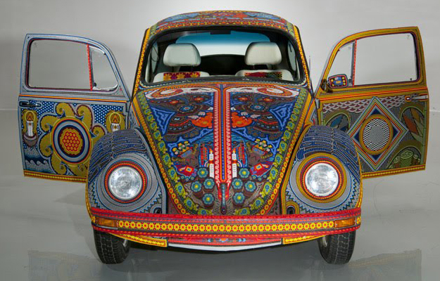 Vochol, un Volkswagen Escarabajo revestido de arte huichol