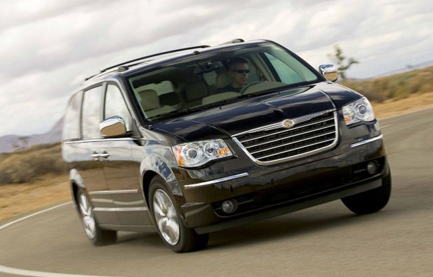 Chrysler llama a revisión cerca de 300,000 minivans