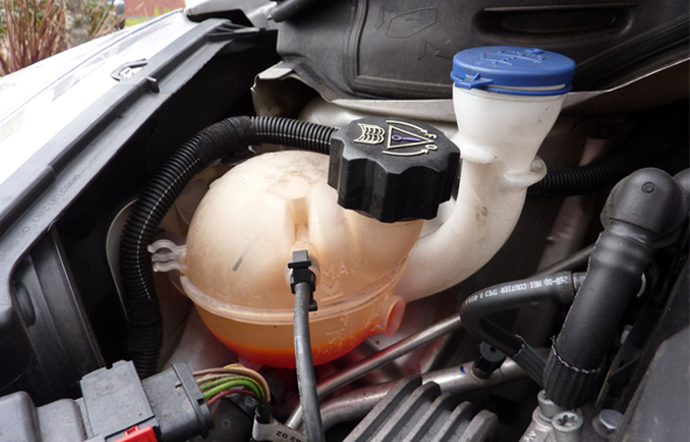 ¿Cuáles son los líquidos que se deben revisar en el auto?