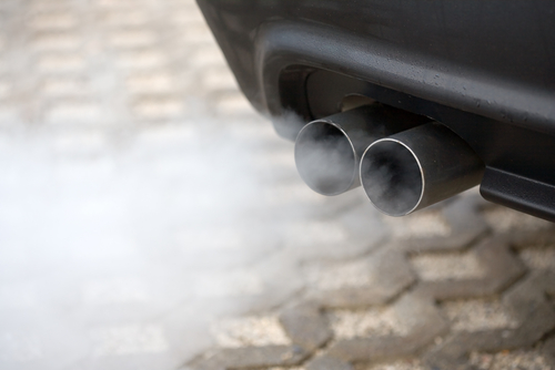 Identifica qué problema tiene el motor de tu auto por el color del humo