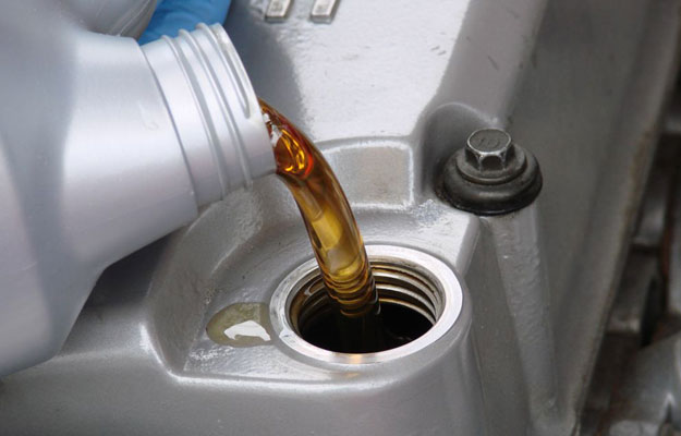 Mi auto consume un cuarto de litro de aceite cada 1,600 kilómetros ¿me debo preocupar?