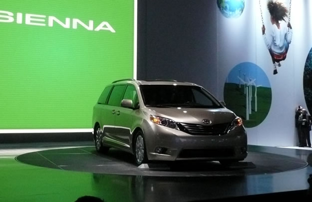Toyota presenta la minivan Sienna 2011 en el Salón de Los Ángeles 2009