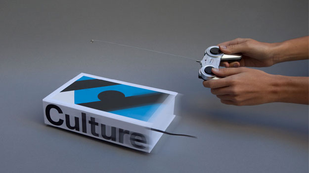 BMW Culture, libro con radio control integrado