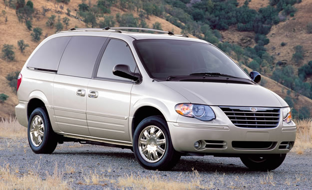Chrysler llama a revisión más de 300 mil minivans Voyager y Town and Country