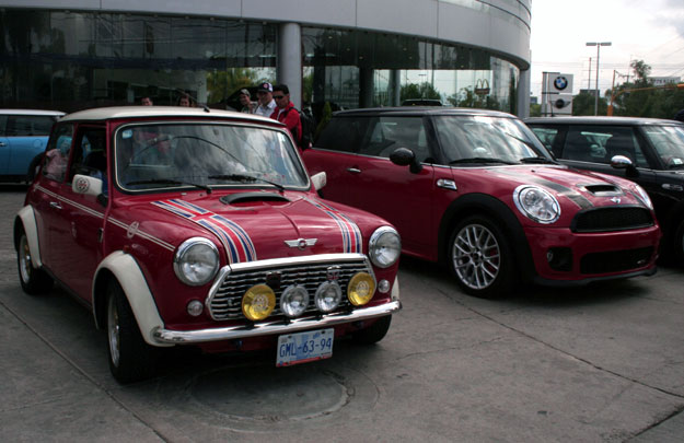 Caravana MINI en León, Guanajuato celebrando sus 50 años