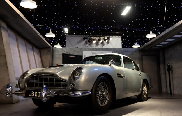 Se subastó el Aston Martin de James Bond en 4 millones de dólares