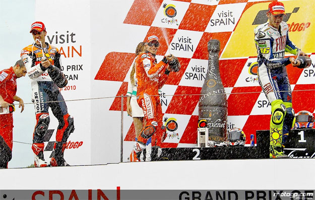 Casey Stoner domina la cita de Moto GP en Japón
