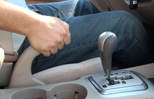 Cómo usar la posición P (aparcamiento) en un coche automático para