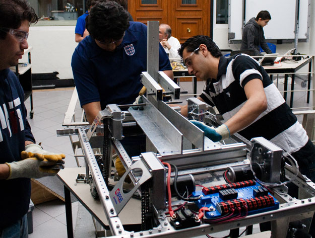 GM colabora con jóvenes en competencia de robótica