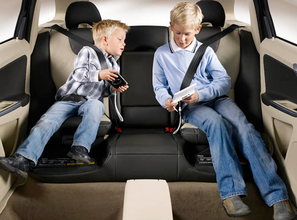 Cómo mantener seguros a sus hijos en el auto
