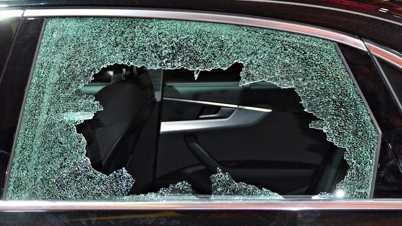 DGT Seguridad: ¿Por que el parabrisas de un coche nunca estalla en mil  pedazos?