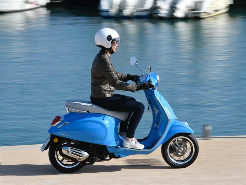 Motocicleta Vespa Napoli 150 CC Velocidad máxima 105 Km/h