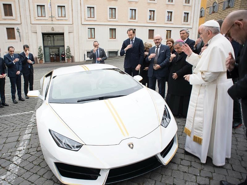 El Lamborghini Huracán del Papa Francisco es subastado en $18 millones de  pesos