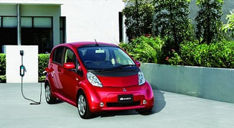  Mitsubishi i-MiEV celebra   años de ser el primer vehículo  % eléctrico producido en masa