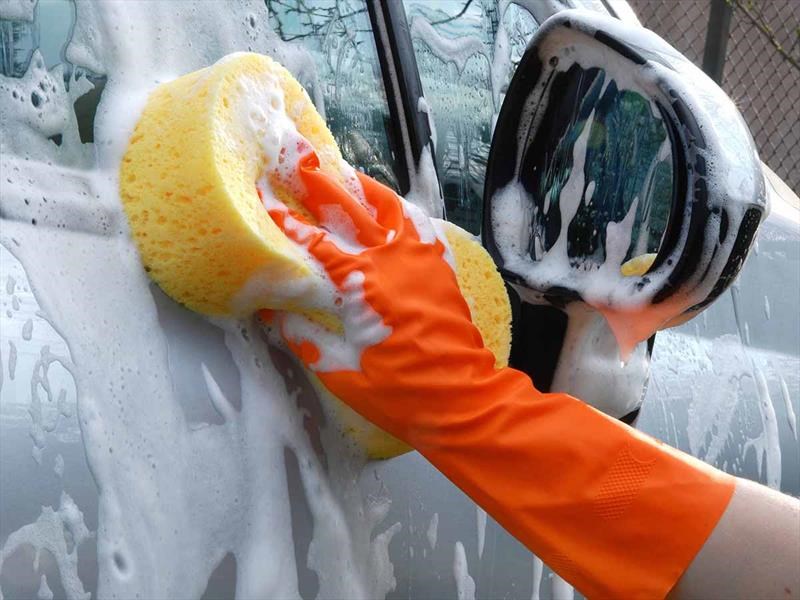 El truco de jabón de manos para dejar los plásticos de tu coche brillantes