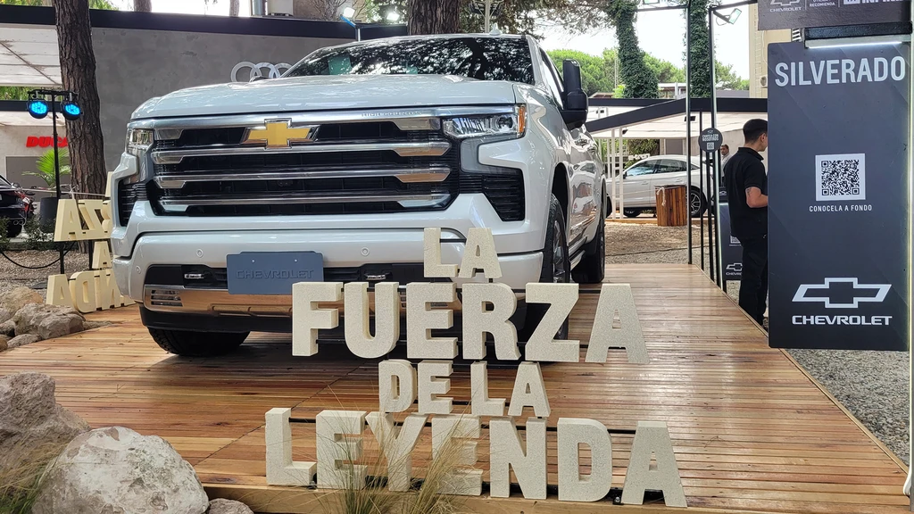 fondo de pantalla negro chevrolet silverado