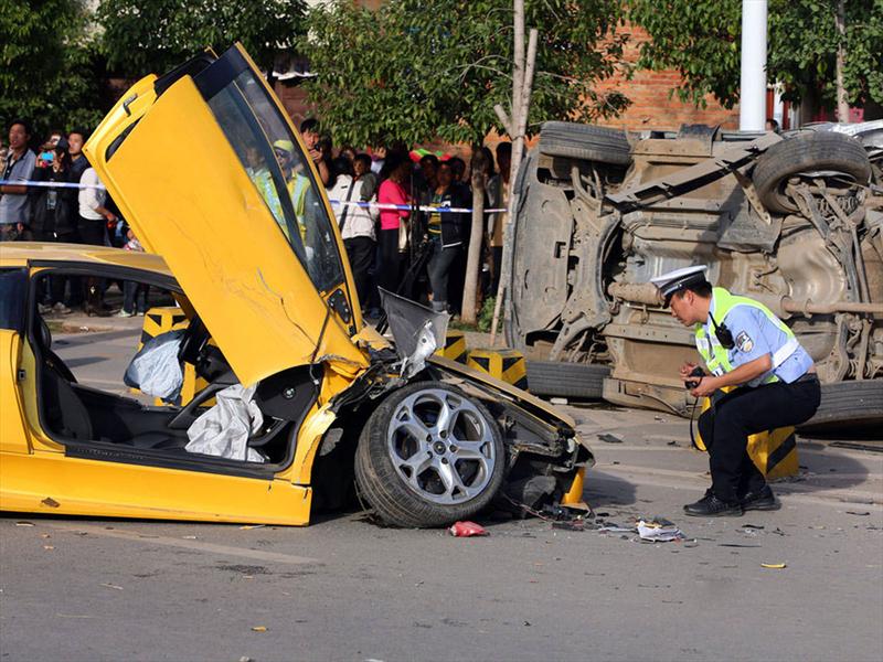 Un mecánico destroza un Lamborghini Murciélago en China