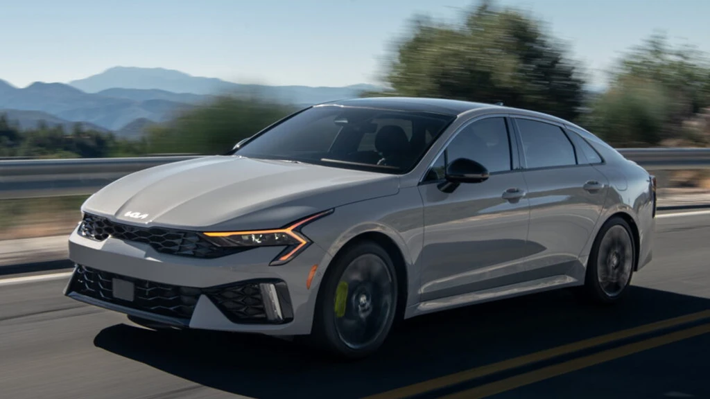 Kia K5 2025 prepara sus novedades para Chicago