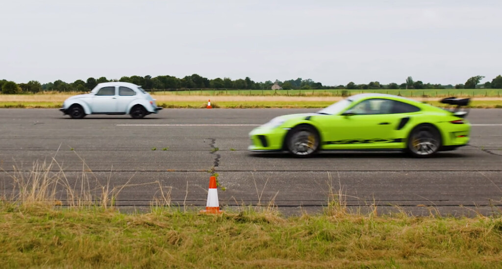 Volkswagen Escarabajo vs Porsche 911 GT3, ¿cuál gana?