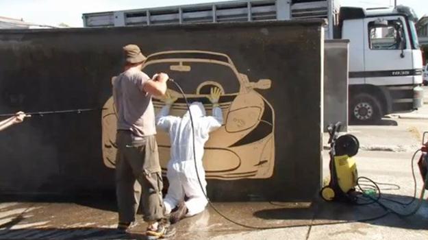 Artistas crean grafiti limpiando paredes