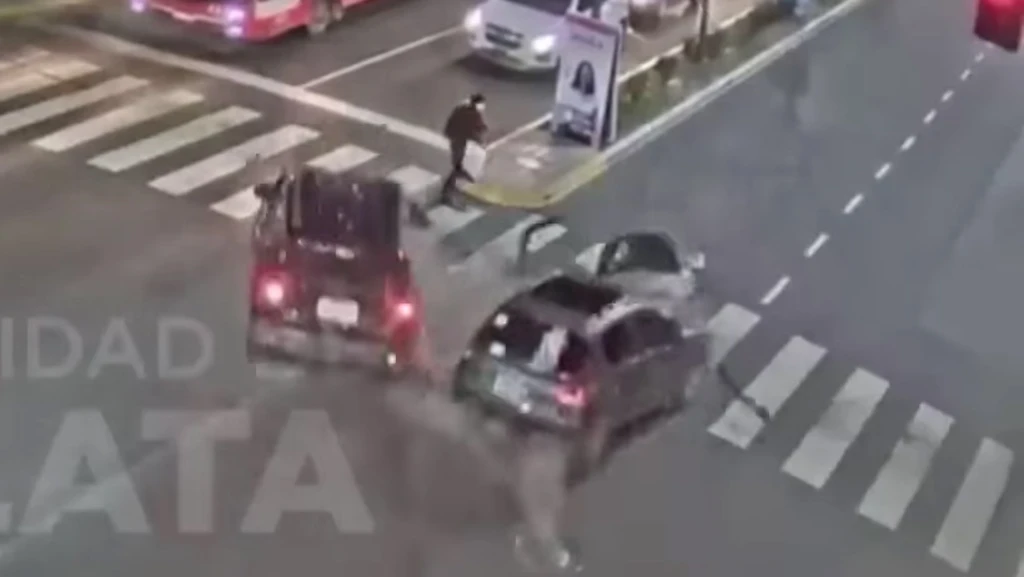 Milagro argentino: peatón se salva del choque de dos autos en La Plata