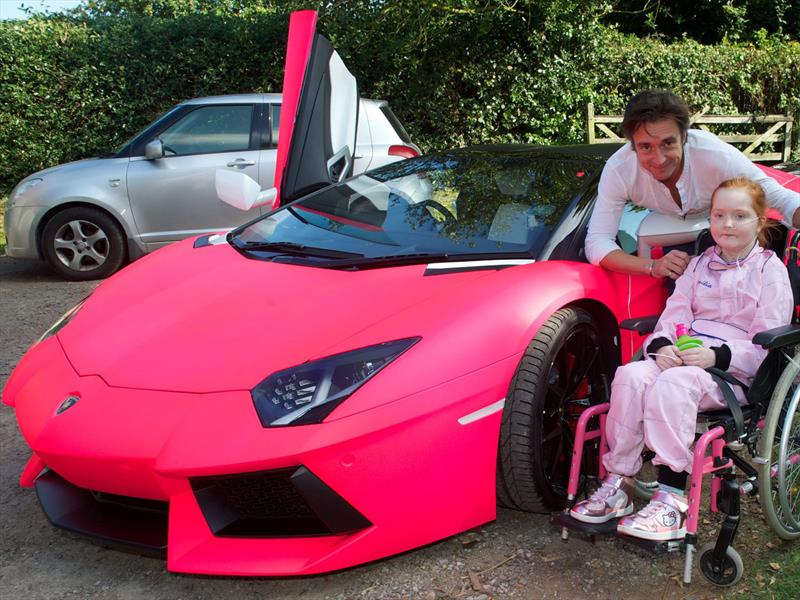 Richard Hammond cumple el sueño de una pequeña a bordo de un Lamborghini  rosa