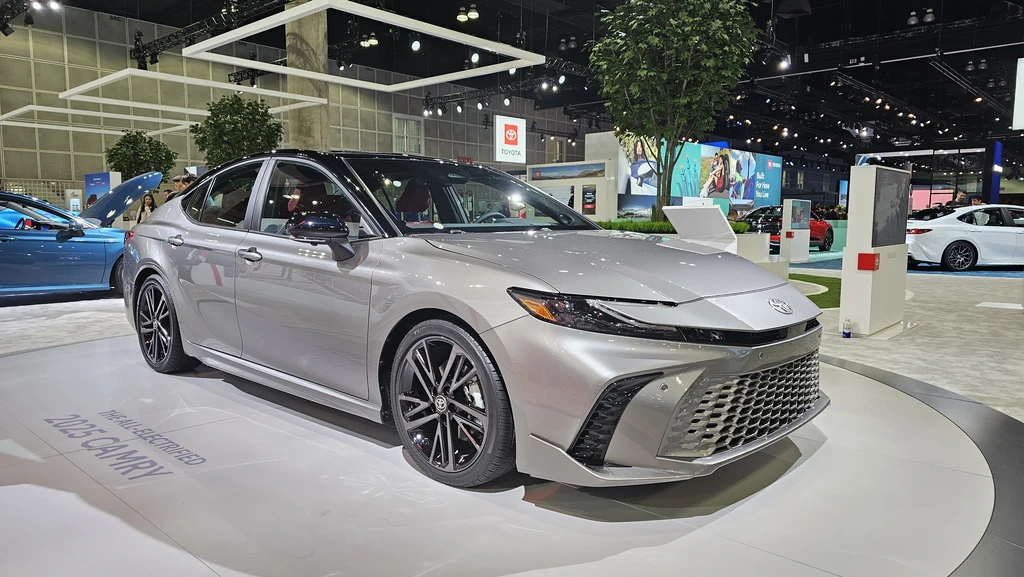 Toyota Camry 2025, más estilizado y completamente híbrido