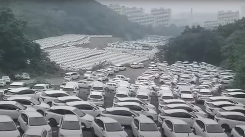 Miles de autos eléctricos nuevos son abandonados en China