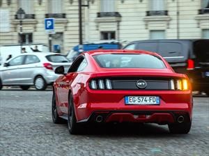 Video: un paseo por París a bordo de un Ford Mustang