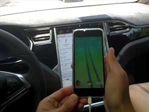 Conductor usa el AutoPilot de su Tesla Model X para atrapar Pokémones