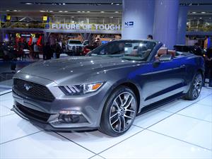 Ford Mustang Convertible 2015, pony al aire libre