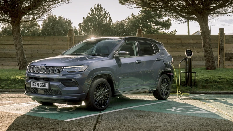 Jeep entra a la electrificación en Chile con el nuevo Compass 4xe