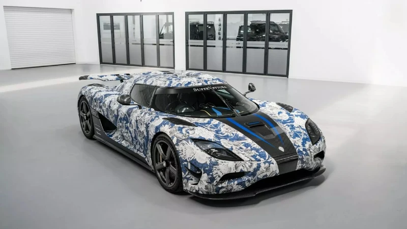 Visten un Koenigsegg Agera con flores