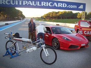 Bicicleta con cohete vs Ferrari 430 Scudería ¿quién gana?