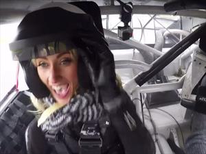 Piloto de IndyCar impresiona a su novia en un auto de NASCAR
