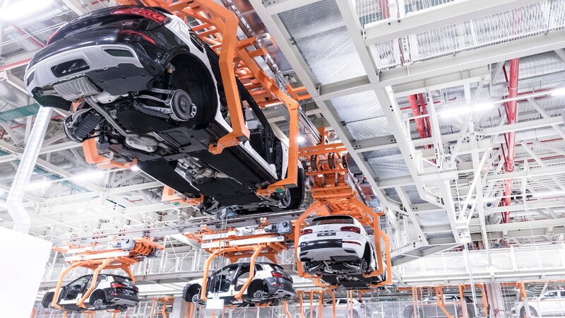 Diez fabricantes de autos suspenden producción en México