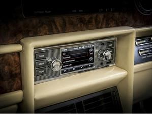 Jaguar Land Rover crea sistema de info-entretenimiento para sus vehículos clásicos