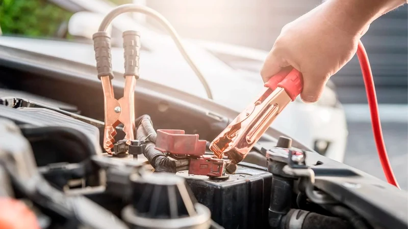 Cómo hacer puente de un auto a otro para recargar la batería