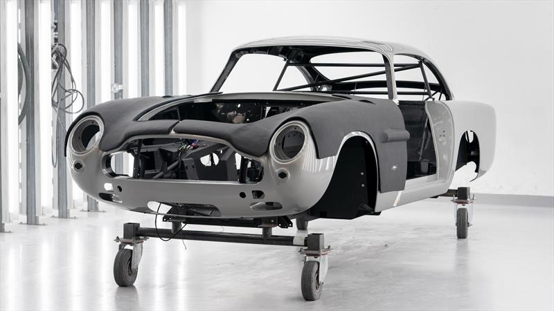 Medio siglos después, Aston Martin vuelve a produccir el DB5, solo que con el sello James Bond