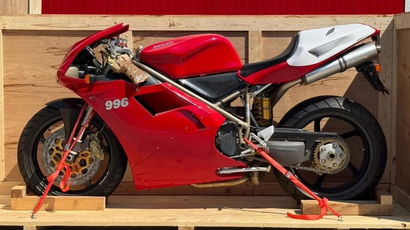 Ducati 996 SPS 1999 en su caja original se vende por 63 mil euros en subasta