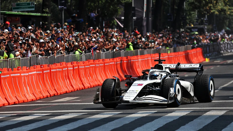 Checo Pérez se lució frente a su afición en el Roadshow de la CDMX 2026