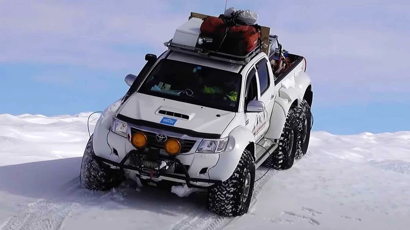 Video: Toyota Hilux AT44 6x6, la pick-up que lidera las expediciones más extremas