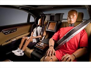 Mercedes-Benz presenta cinturones de seguridad posteriores con airbags