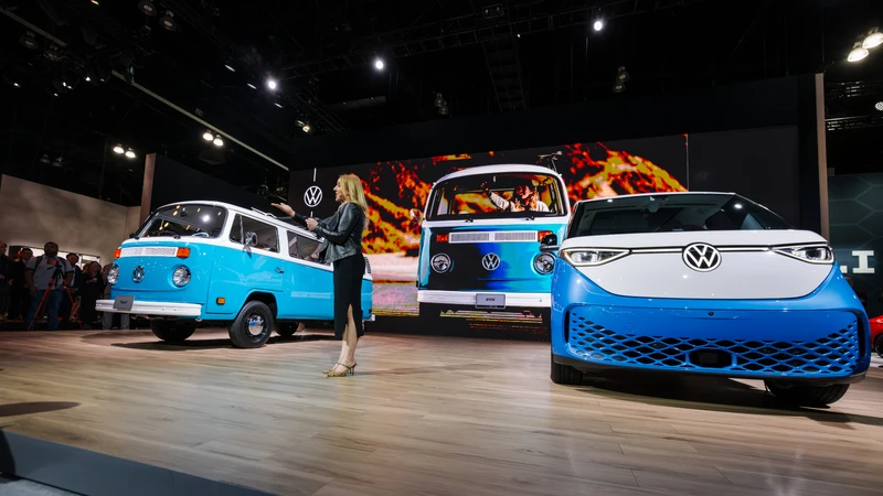 Volkswagen presentó la Kombi restaurada que sobrevivió a los incendios de California