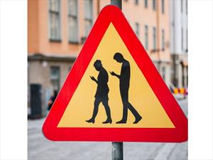 Suecia estrena señal de tránsito, “Cuidado, peatones usando el teléfono celular”