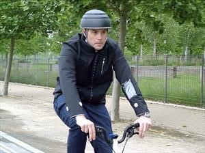 Ford crea una chaqueta para proteger a los ciclistas