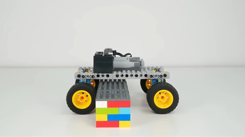 Lego crea una serie de vehículos a control remoto que pueden escalar muros