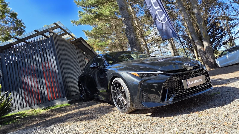 Lexus inicia la comercialización en Chile de su retocado IS 300h