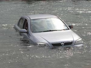 Cómo escapar de un automóvil que se hunde en el agua 