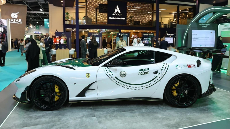 La Policía de Dubai suma un Ferrari 812 preparado por Mansory a su exclusiva flota